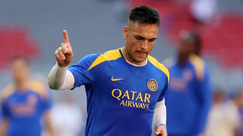 Inter’s appearance in the Champions League final comes with a subtle yet powerful symbol: black armbands worn by the squad.