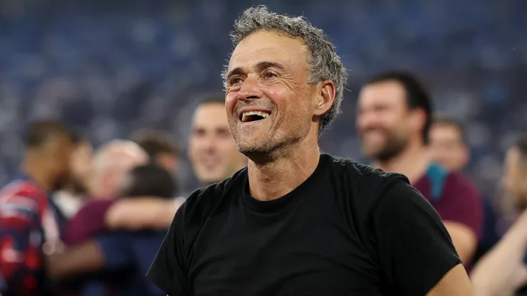 Luis Enrique, Head Coach of Paris Saint-Germain, acknowledges the fans as he celebrates victory with players of Paris Saint-Germain after the UEFA Champions League Final 2025 between Paris Saint-Germain and FC Internazionale Milano at Munich Football Arena on May 31, 2025 in Munich, Germany.
