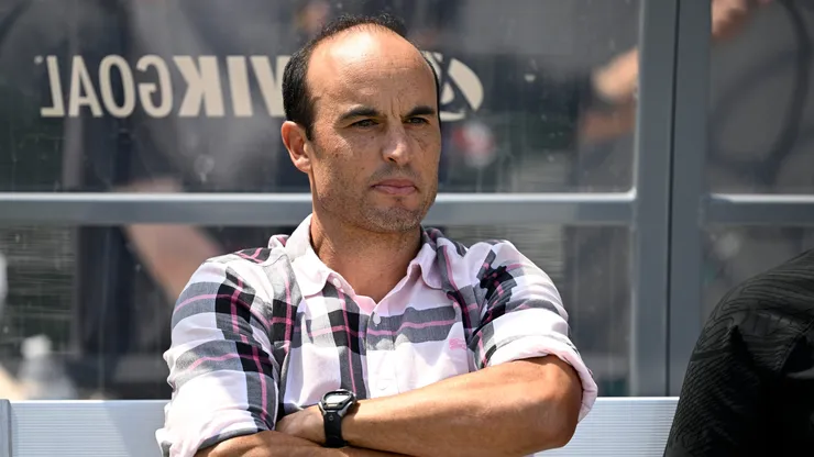 During a UEFA Nations League broadcast, Landon Donovan criticized unnamed players for skipping national team duty, praising Cristiano Ronaldo’s commitment at age 40.