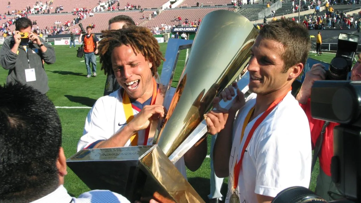 Cobi Jones and Frankie Hejduk of the USA tour the field with the first place trophy after their CONCACAF Gold Cup Championship match in 2002. (Source: Stephen Dunn/Allsport – Getty Images)