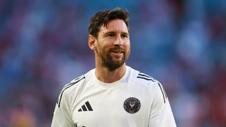 Fans, former clubs, and close friends quickly flooded social media with heartfelt messages celebrating Messi’s milestone.