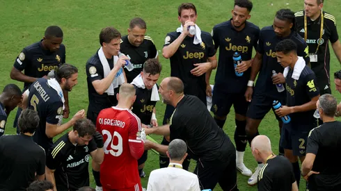 Igor Tudor, Head Coach of Juventus FC, speaks to Manuel Locatelli #5 and Michele Di Gregorio #29 of Juventus FC during a hydration break during the FIFA Club World Cup 2025 round of 16 match between Real Madrid CF and Juventus FC at Hard Rock Stadium on July 01, 2025 in Miami Gardens, Florida.