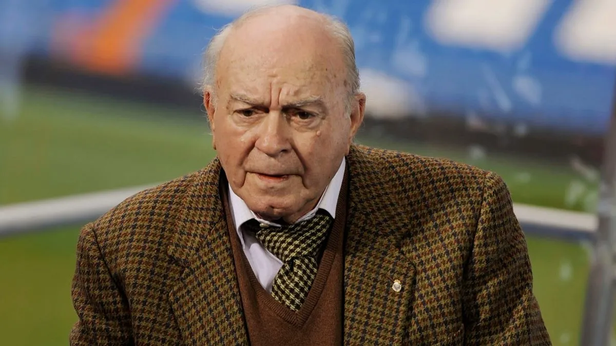 Real Madrid legend Alfredo Di Stefano at the Santiago Bernabeu stadium on December 4, 2008.