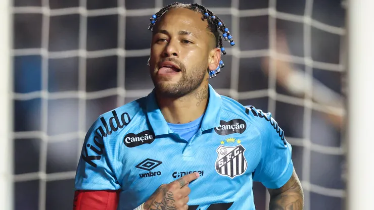 Neymar of Santos celebrates after scoring the first goal of his team during a Brasileirao 2025 match between Santos and Juventude at MorumBIS Stadium on August 04, 2025 in Sao Paulo, Brazil.