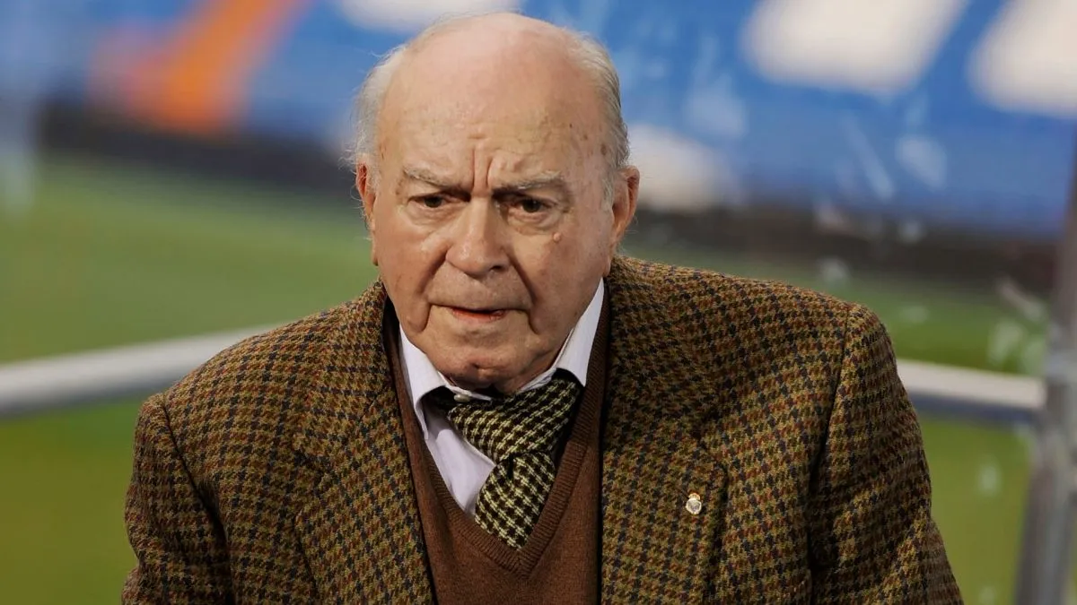 Former Real Madrid player Alfredo di Stefano of Argentine and Spanish nationality attends the presentation of Dutch striker Klaas Jan Huntelaar as a new Real signing on December 4, 2008. (Source: Denis Doyle/Getty Images)