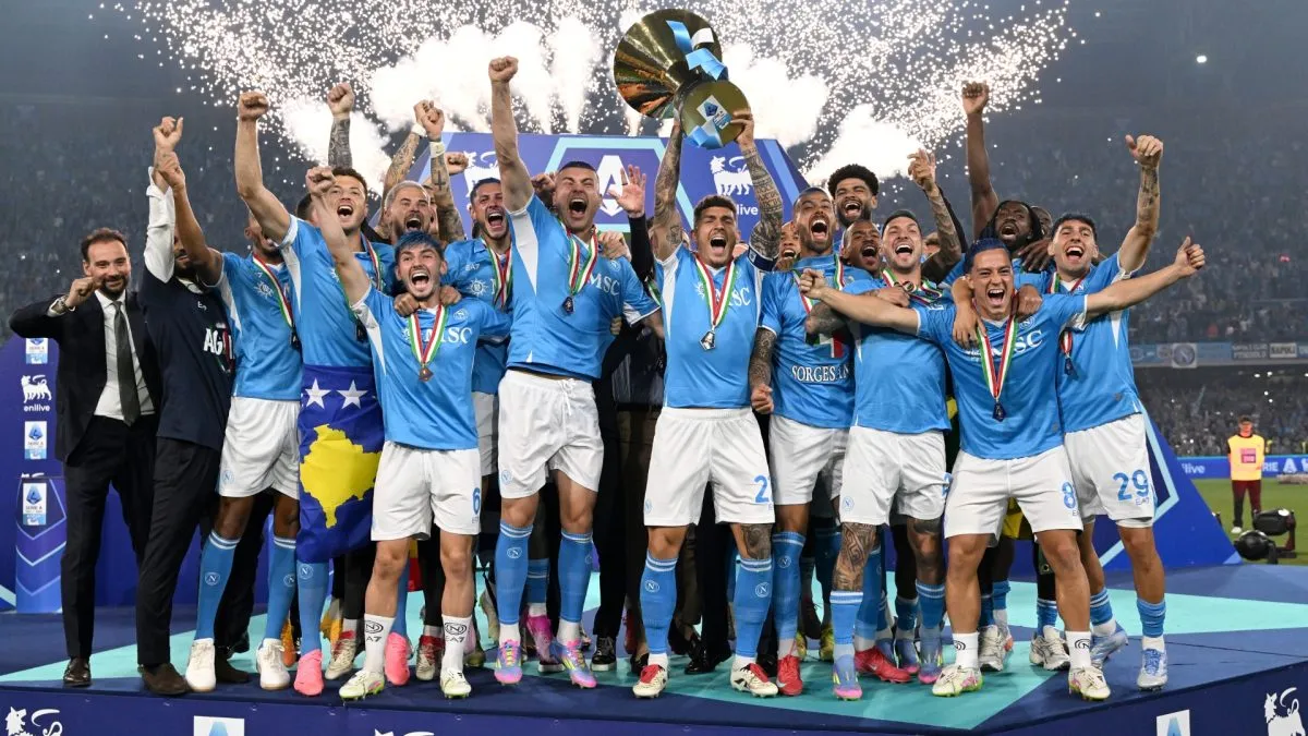 Giovanni Di Lorenzo of Napoli lifts the Serie A TIM Scudetto title trophy after his team’s victory in the Serie A match between Napoli and Cagliari on May 23, 2025. (Source: Francesco Pecoraro/Getty Images)