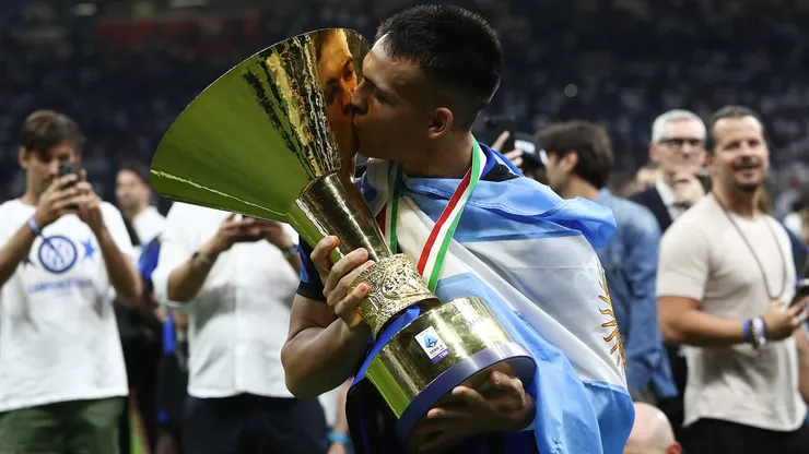 Lautaro Martinez of FC Internazionale kisses the Serie A TIM Scudetto title trophy at full-time following the team's draw in the Serie A TIM match between FC Internazionale and SS Lazio in 2024.