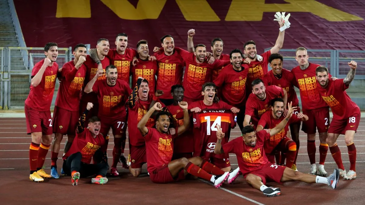 Players of AS Roma celebrate victory after the Serie A match between AS Roma and SS Lazio at Stadio Olimpico on May 15, 2021. (Source: Paolo Bruno/Getty Images)