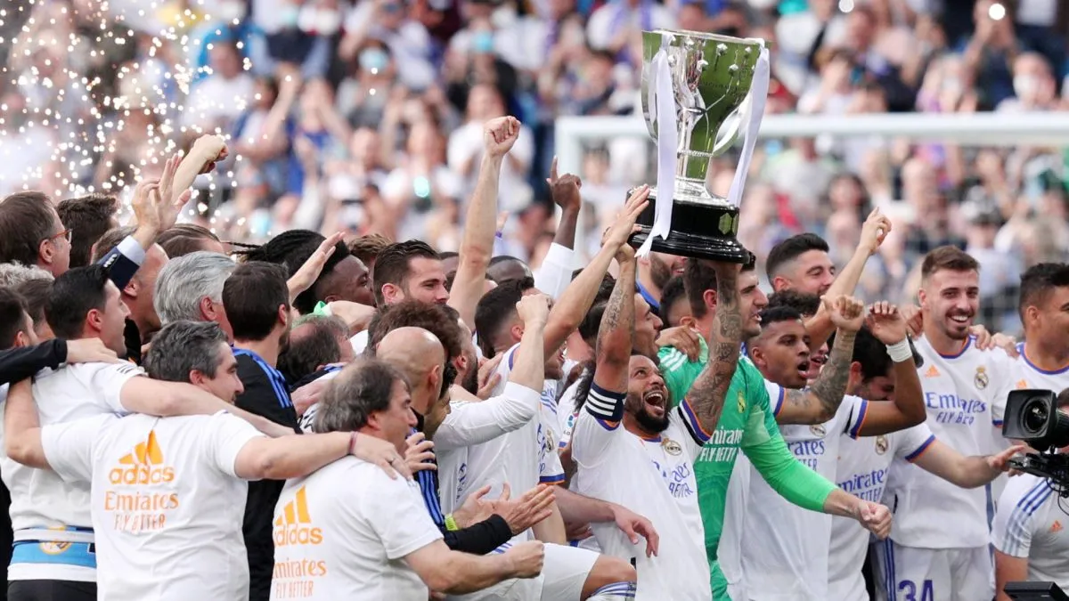 Marcelo lifts the La Liga trophy following their victory in the LaLiga Santander match on April 30, 2022. (Source: Gonzalo Arroyo Moreno/Getty Images)