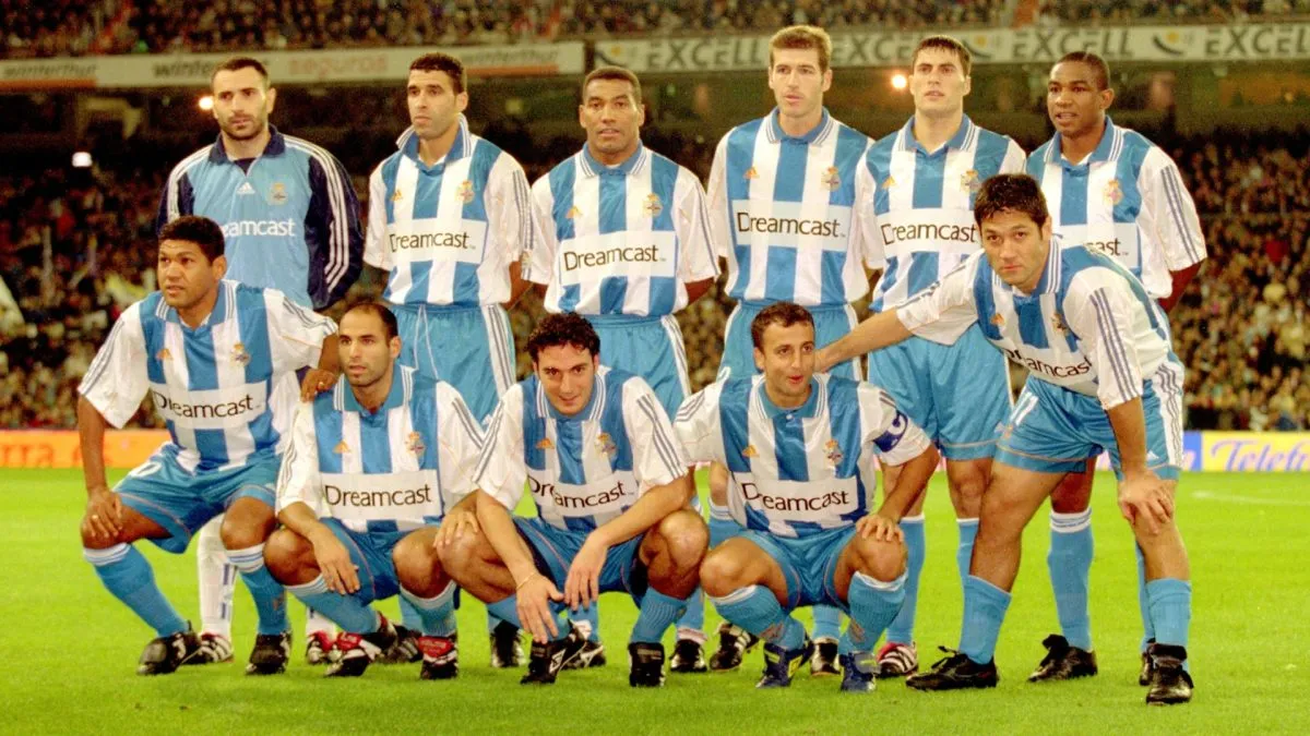 Deportivo La Coruna line up for the Spanish Primera Liga match against Real Madrid at the Santiago Bernabeu in 2000. (Source: Allsport UK /Allsport)