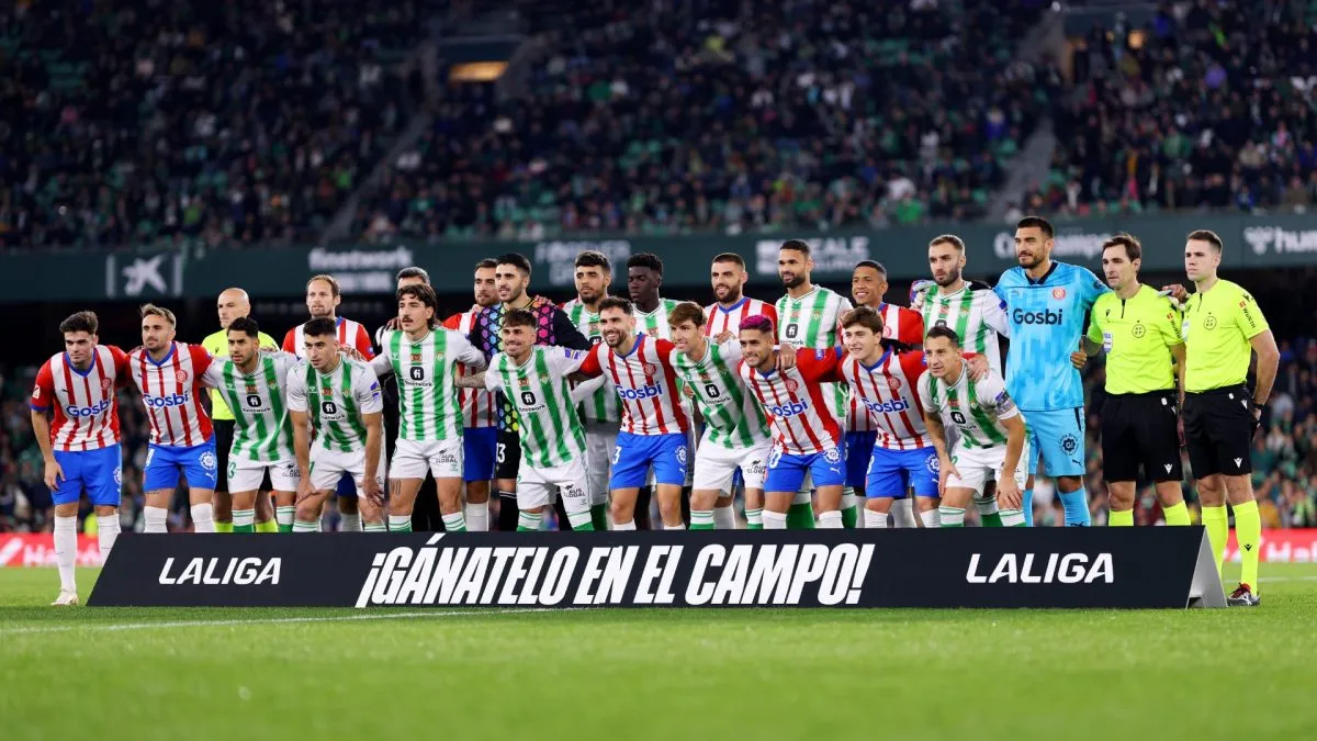 Players and match officials pose for a photo prior to the LaLiga EA Sports match between Real Betis and Girona FC at Estadio Benito Villamarin on December 21, 2023. (Source: Fran Santiago/Getty Images)
