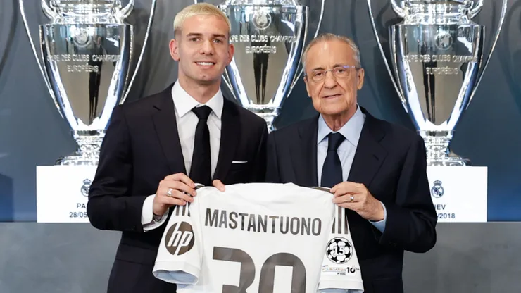 Franco Mastantuono (L) #30 and president Florentino Perez of Real Madrid.