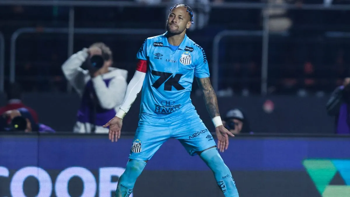 Neymar of Santos celebrates after scoring the third goal of his team during a Brasileirao 2025 match between Santos and Juventude at MorumBIS Stadium on August 04, 2025 in Sao Paulo, Brazil.