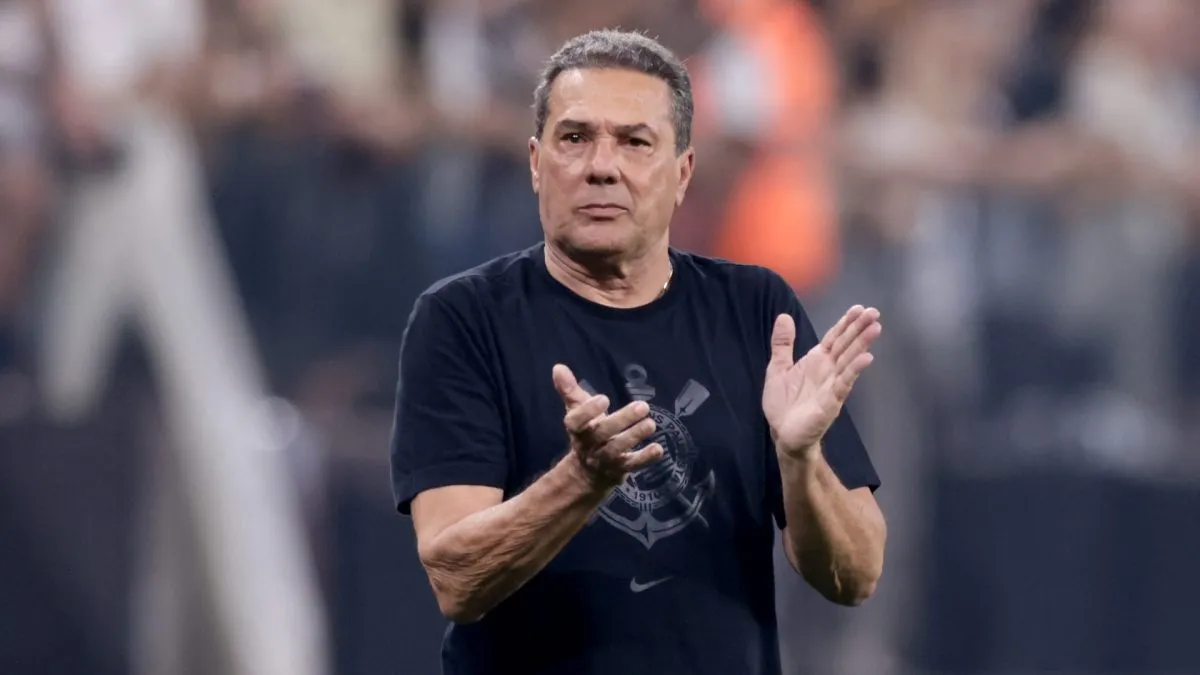 Vanderlei Luxemburgo gestures during his last stint as head coach of Corinthians on September 26, 2023.