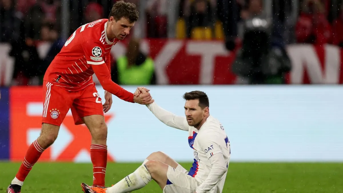 Thomas Muller of FC Bayern Munich and Lionel Messi of Paris Saint-Germain during the UEFA Champions League round of 16 leg.