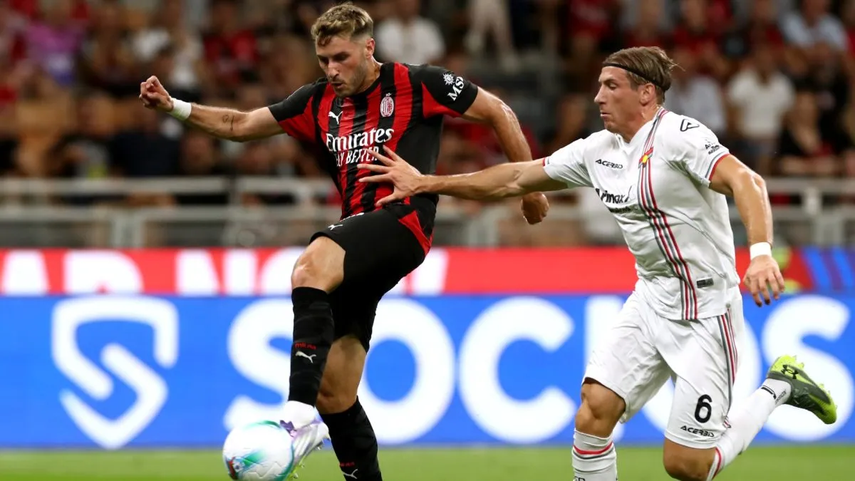 Santiago Gimenez of AC Milan controls the ball whilst under pressure from Federico Baschirotto of Cremonese during the Serie A match between AC Milan and US Cremonese.