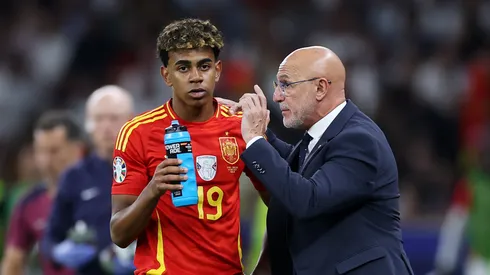 Lamine Yamal speaks with Luis de la Fuente, Head Coach of Spain.