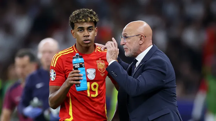 Lamine Yamal speaks with Luis de la Fuente, Head Coach of Spain.