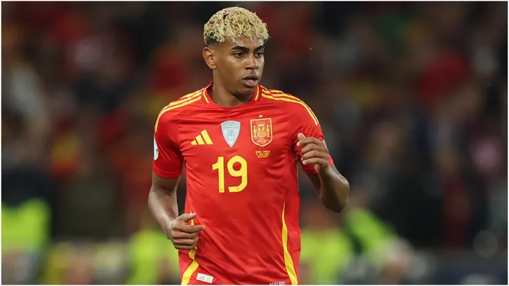 Lamine Yamal playing for Spain.