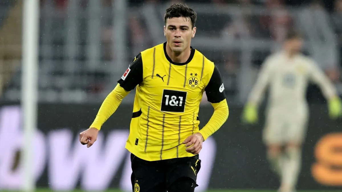 Giovanni Reyna of Dortmund runs with the ball during the Bundesliga match in 2025. (Source: Christof Koepsel/Getty Images)