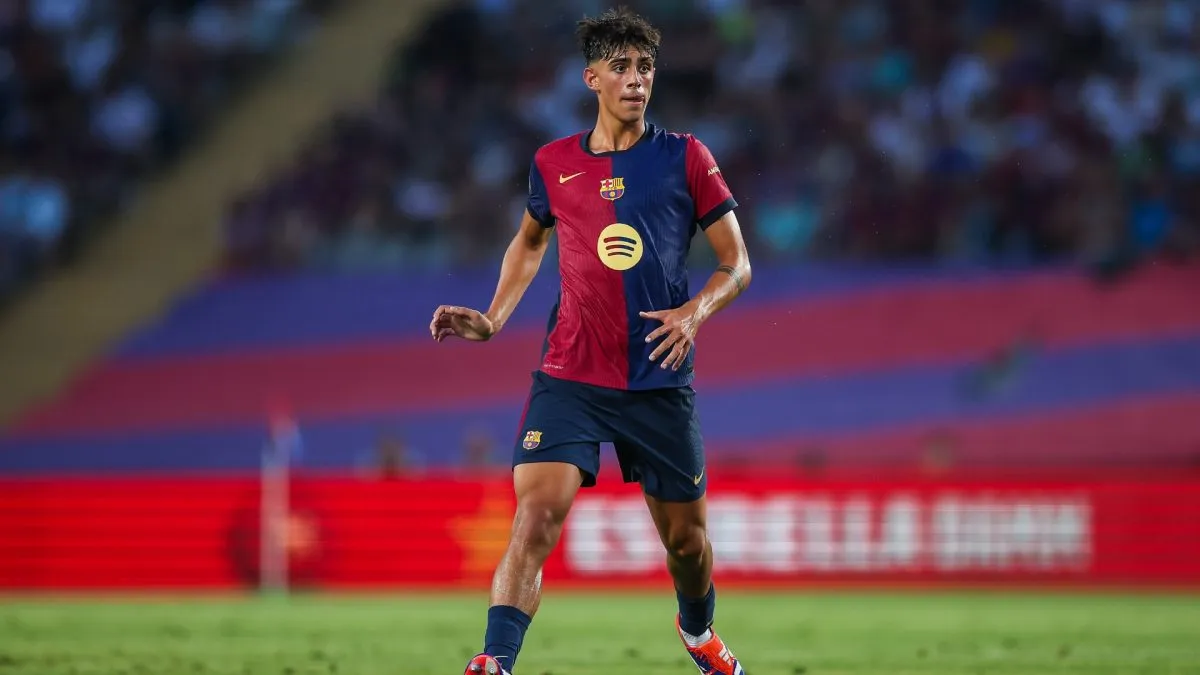 Marc Bernal controls the ball during the Joan Gamper Trophy match between FC Barcelona and AS Monaco on August 12, 2024.