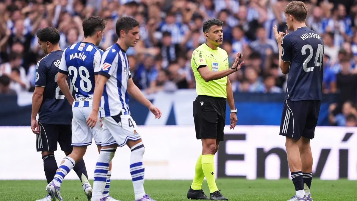 Jesus Gil Manzano gestures towards Dean Huijsen during the LaLiga match between Real Sociedad and Real Madrid.