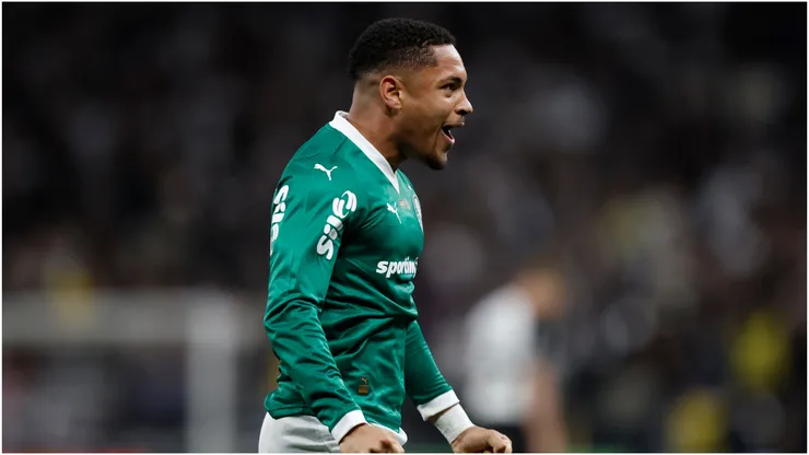 Vitor Roque playing for Palmeiras.