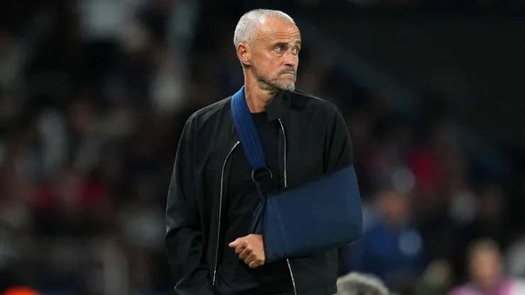 Luis Enrique, Head Coach of Paris Saint-Germain, looks on with his arm in a sling during the UEFA Champions League 2025/26 League Phase MD1 match between Paris Saint-Germain and Atalanta BC at Parc des Princes on September 17, 2025 in Paris, France.