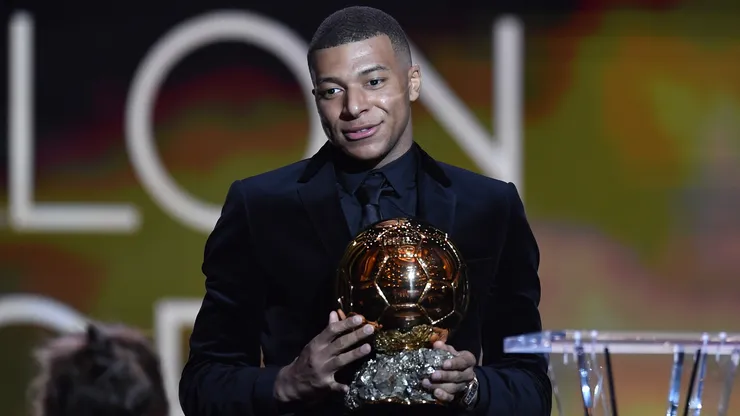 Kylian Mbappé awarding Alexia Putellas with the Ballon D'Or Trophy during the Ballon D'Or Ceremony at Theatre du Chatelet on November 29, 2021.