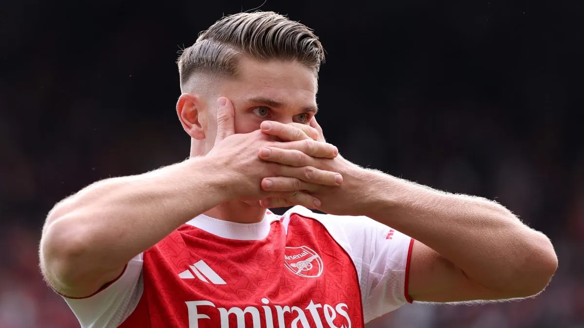 Arsenal seeks to win at home and dream again of lifting the Premier League title.