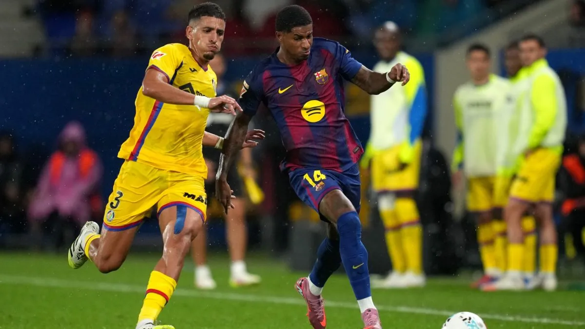 Marcus Rashford of FC Barcelona is put under pressure by Abdel Abqar of Getafe CF during the LaLiga EA Sports match.