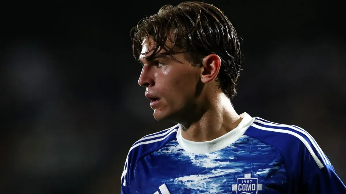 Nico Paz looks on during the Serie A match between Como and Genoa.