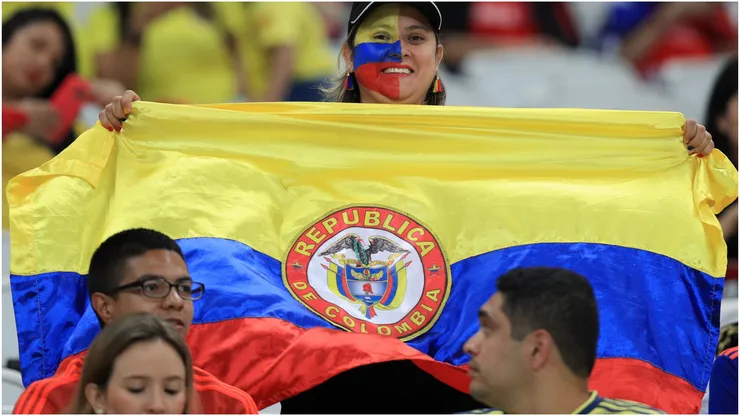 A fan of Colombia shows a Colombian flag