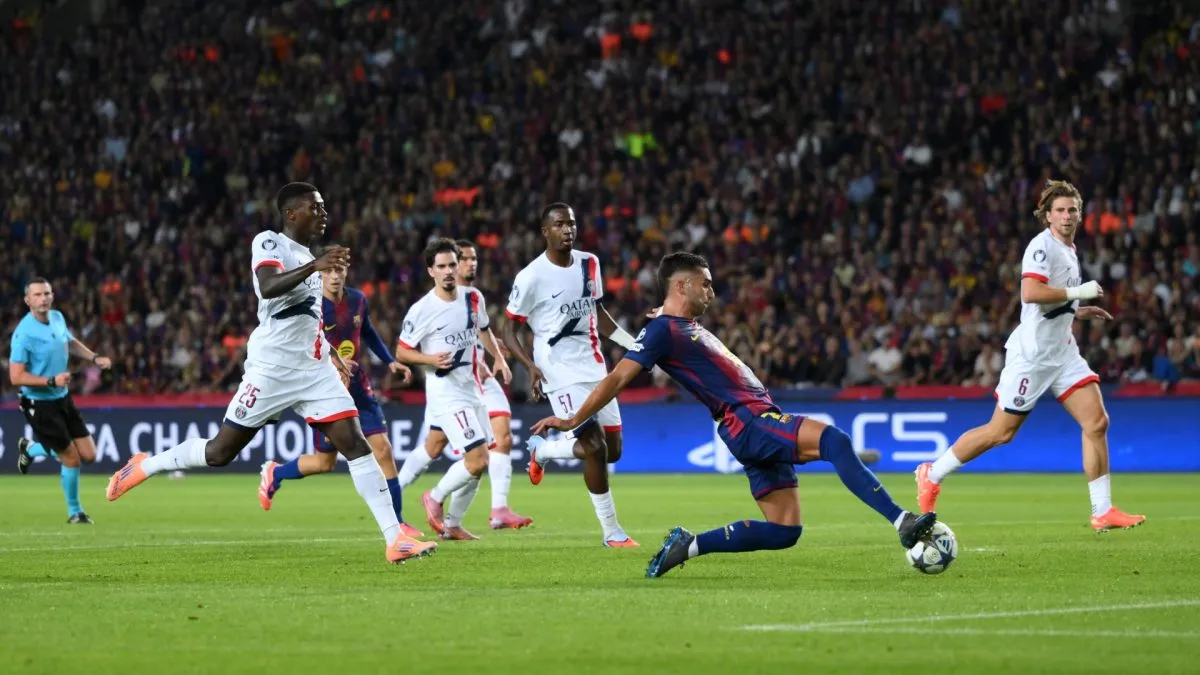 Ferran Torres of FC Barcelona scores against PSG.