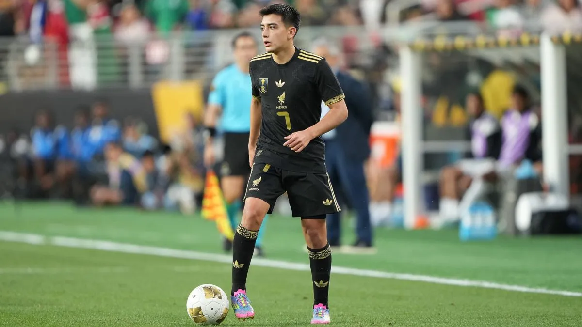 Gilberto Mora #7 of Mexico controls the ball against Honduras in the second half of the Concacaf Gold Cup semifinals.