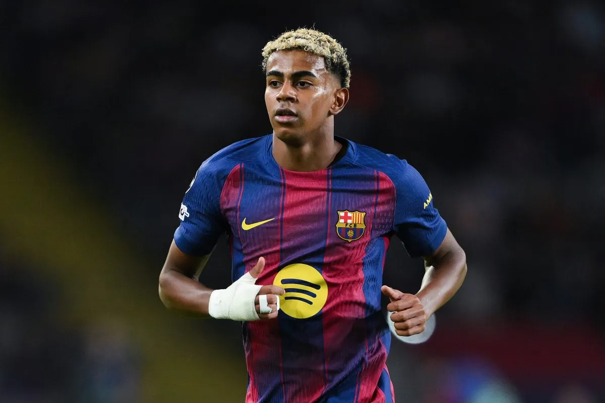 Lamine Yamal playing for Barcelona.