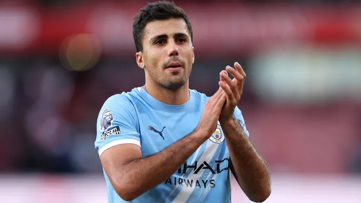 Rodri of Manchester City claps the fans after the Premier League match between Arsenal and Manchester City at Emirates Stadium on September 21, 2025 in London, England.