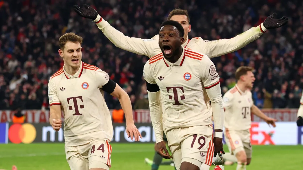 Alphonso Davies celebrating a goal with his Bayern Munich teammates