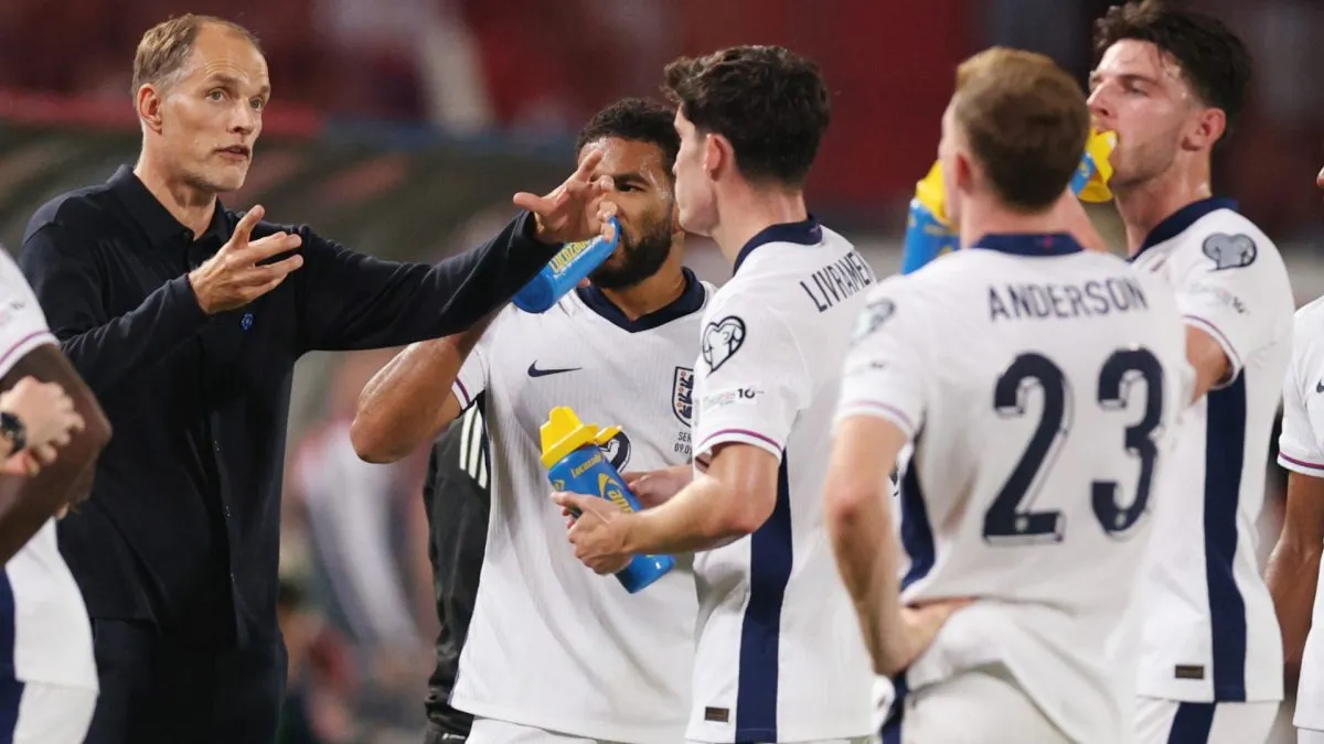 Coach Thomas Tuchel speaking with his England players