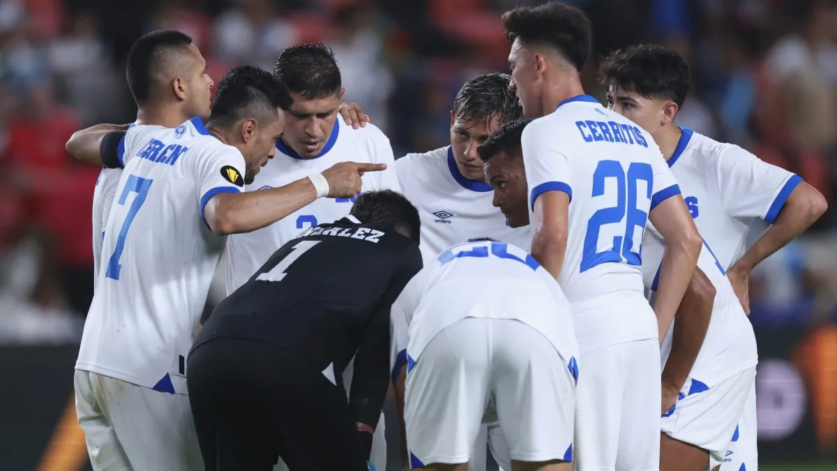 El Salvador's Darwin Ceren talking to the group