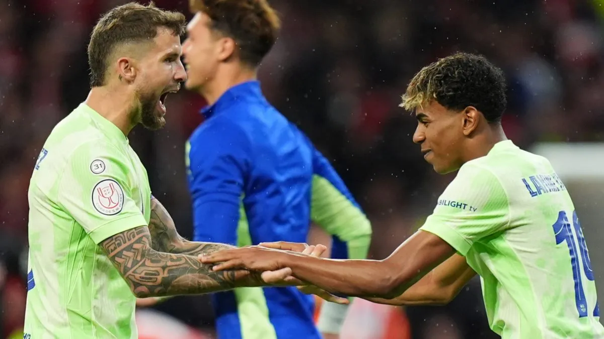 Barcelona's Iñigo Martinez and Lamine Yamal celebrating 