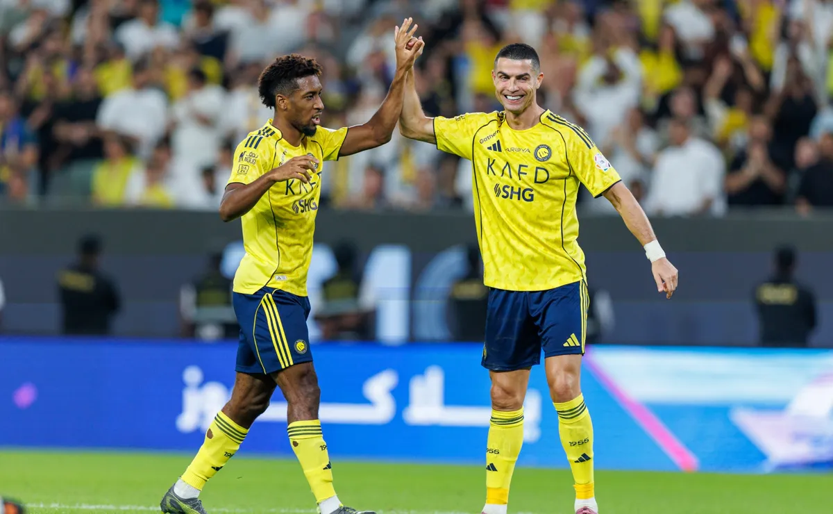 Cristiano Ronaldo aprende o status de Kingsley Coman para o jogo Al-Okhdood na Liga Pro Saudita, com o chá Al