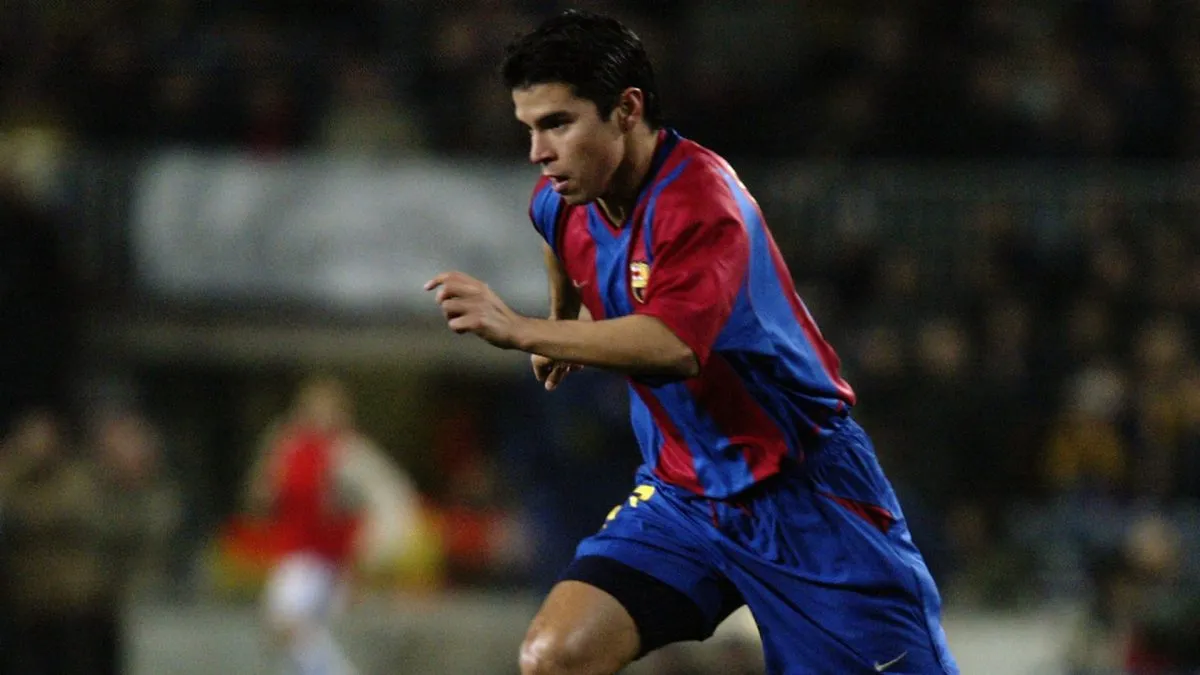 Javier Saviola playing for Barcelona in 2003.