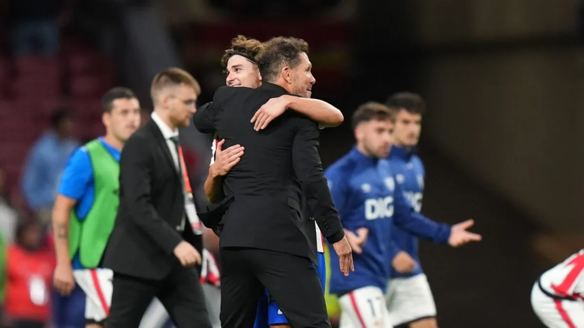 Julian Alvarez celebrates with Diego Simeone, Head Coach of Atletico de Madrid.