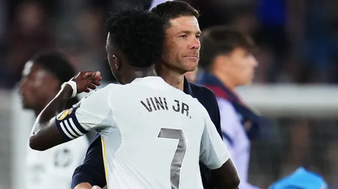 Xabi Alonso, Head Coach of Real Madrid, and Vinicius Junior embrace.
