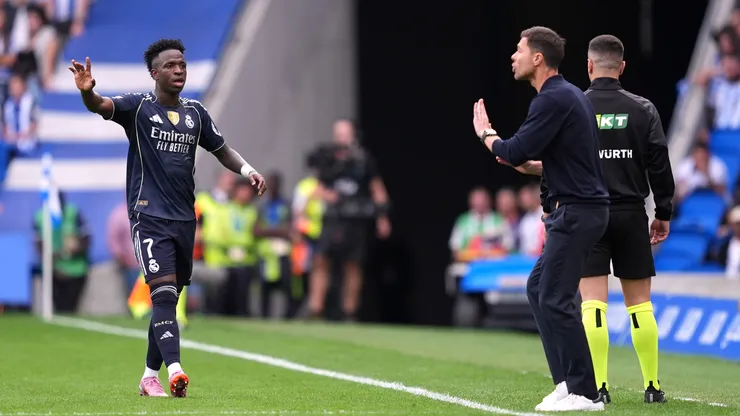Vinicius Junior interacts with Xabi Alonso, Head Coach of Real Madrid.