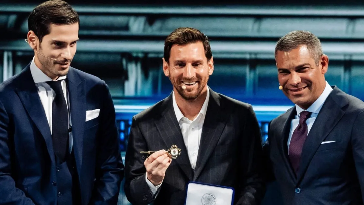 Miami Mayor Francis Suárez gives Lionel Messi the Key to the City.