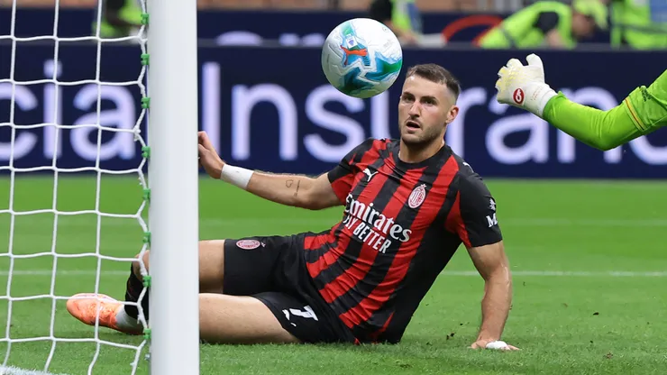 Santiago Gimenez of AC Milan scores