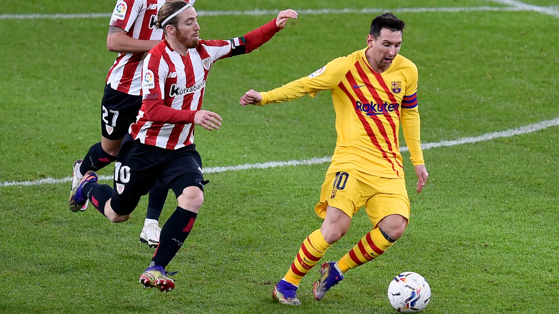 Lionel Messi and Iker Muniain battling for the ball