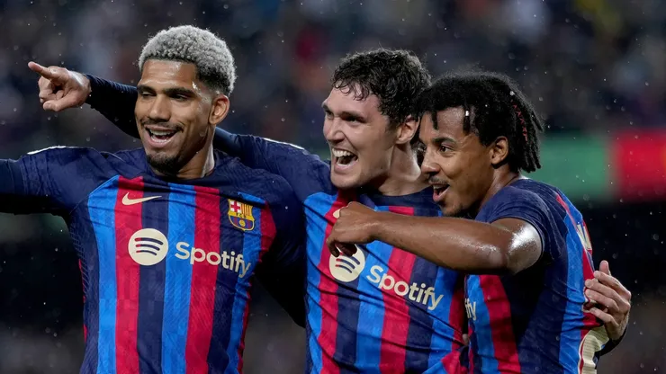 Andreas Christensen of FC Barcelona celebrates with teammates Ronald Araujo and Jules Kounde of FC Barcelona.